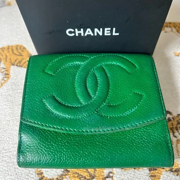 CHANEL rare colorway Green compact wallet - Picture 3 of 12